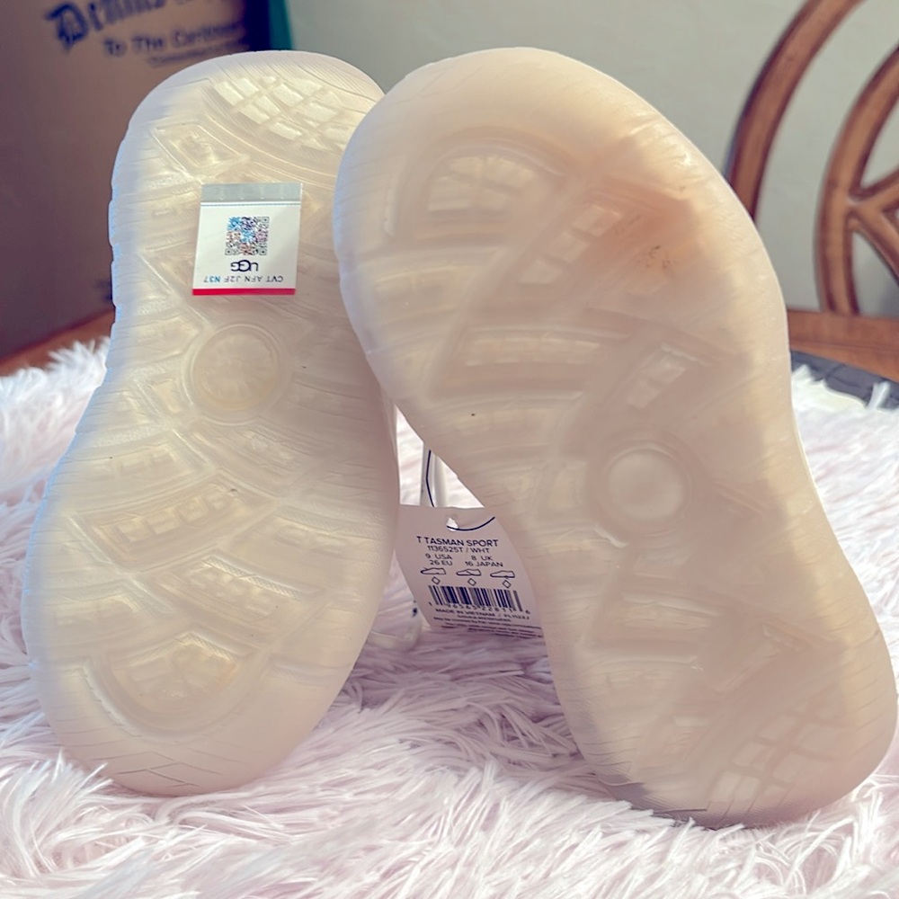 UGG - Picture 3 of 7